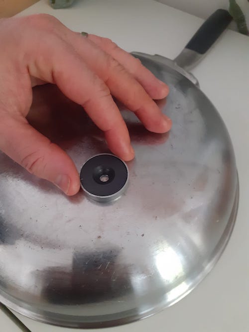 How to recognize a stainless steel skillet