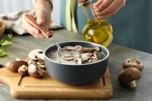 Add oil to the mushroom sauce