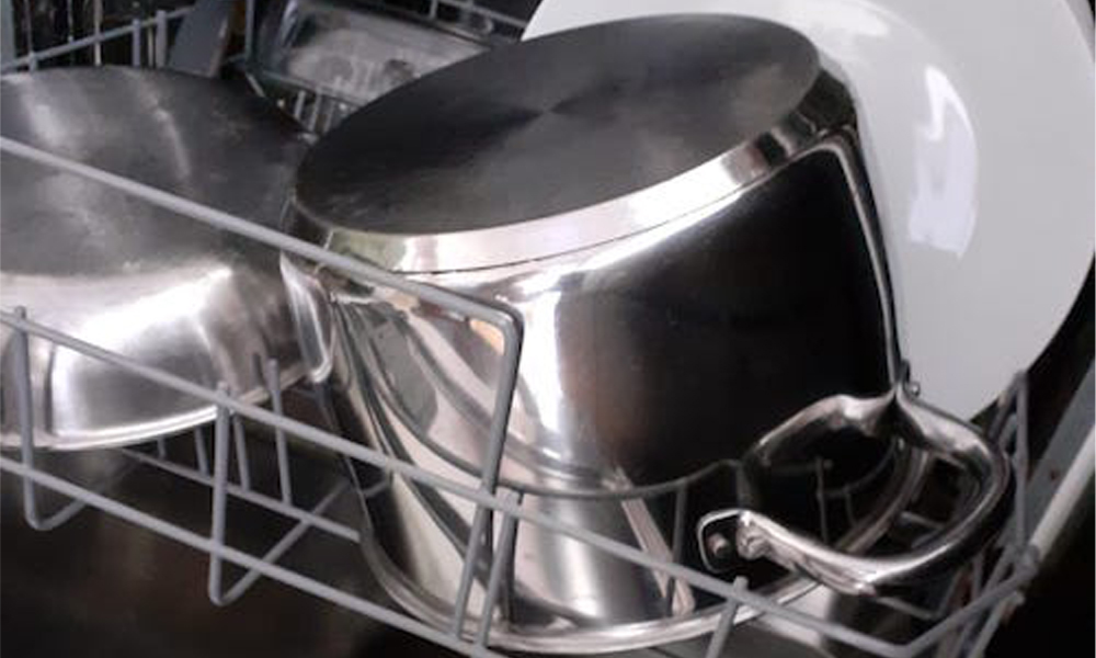 Can stainless steel pots be washed in the dishwasher?