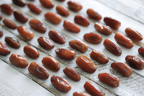 What do dates taste like?